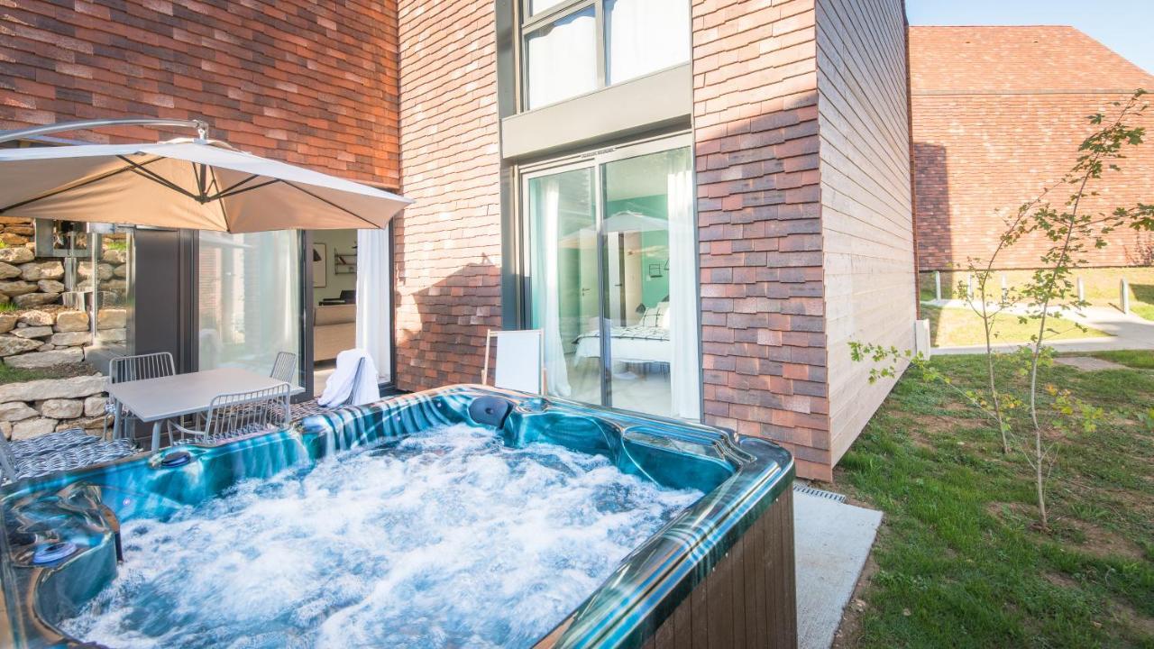 Cote Jardin Avec Jacuzzi Privatif Et Parking Prive Apartment Sarlat-la-Caneda Exterior photo